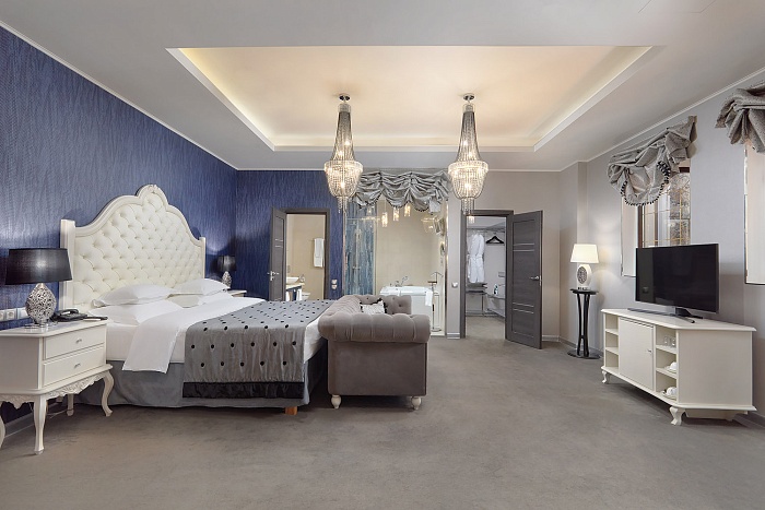 ДЖУНИОР СЮИТ "АВТОР"