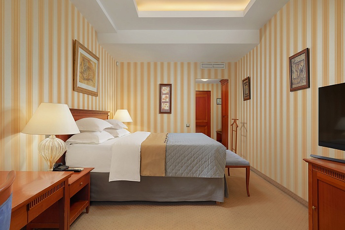 КЛАССИЧЕСКИЙ НОМЕР 1 КРОВАТЬЮ И 2 РАЗДЕЛЬНЫМИ