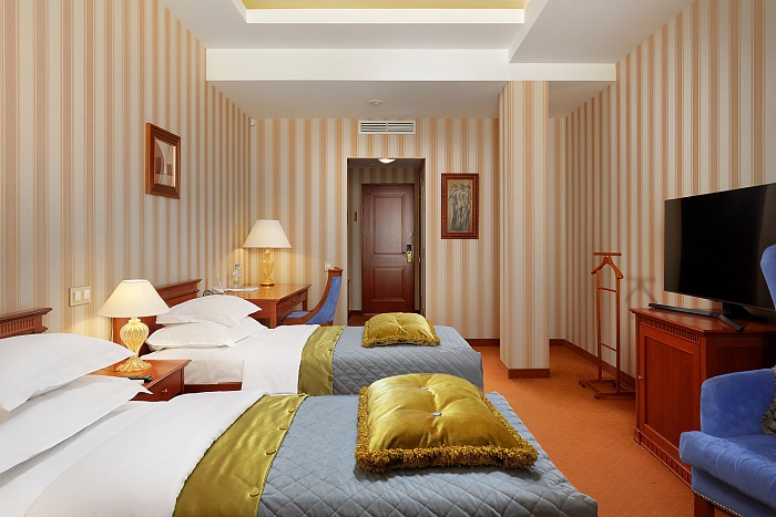 КЛАССИЧЕСКИЙ НОМЕР 1 КРОВАТЬЮ И 2 РАЗДЕЛЬНЫМИ