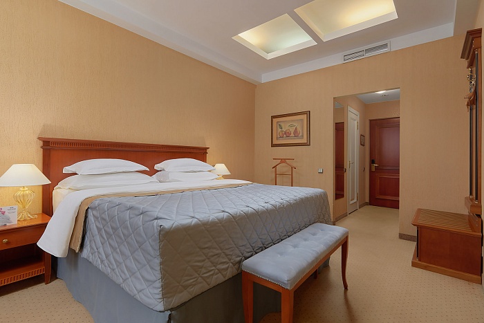 КЛАССИЧЕСКИЙ НОМЕР 1 КРОВАТЬЮ И 2 РАЗДЕЛЬНЫМИ